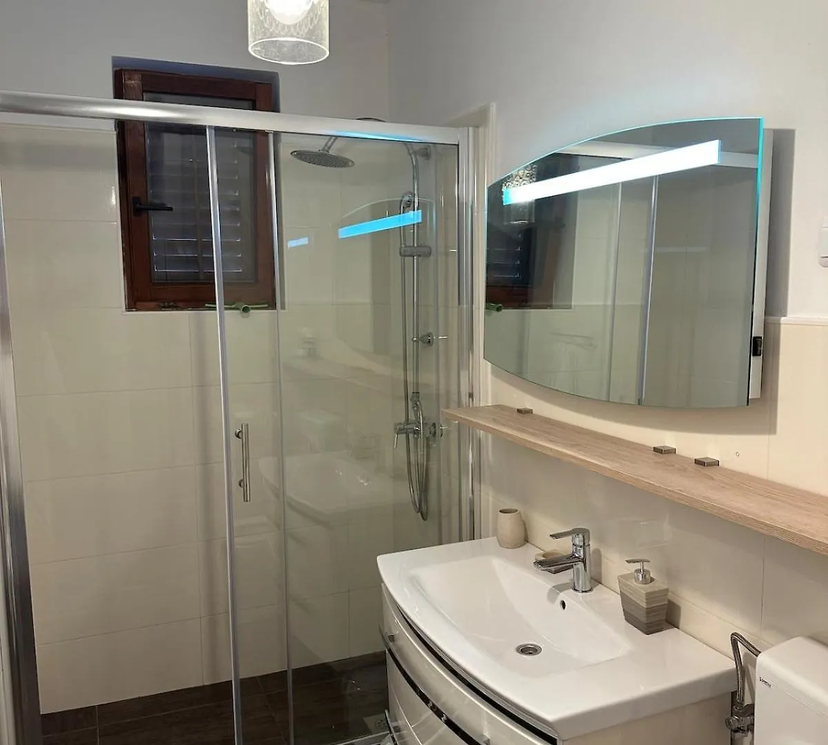 Holiday House Jagoda -First Row To The Sea Brbinj بيت للعطل